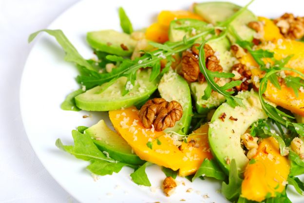 Salada de rúcula, manga e abacate