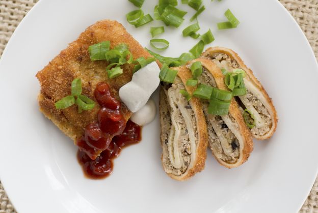 Escalopes de frango enrolados e empanados