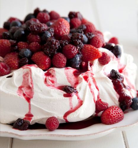 Pavlova com frutas vermelhas