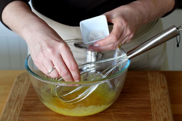 Misturar antes todos os líquidos e temperar antes se colocar o óleo