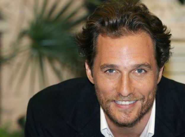 Matthew Mcconaughey já se envolveu em histórias curiosas. Uma delas, foi quando seus vizinhou ouviram um barulho estranho e chamaram a polícia. Quando a polícia chegou, ele estava fumando maconha e tocando tamborins