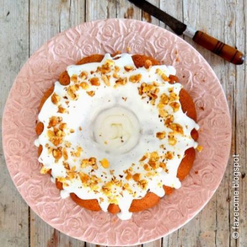 Bolo de nozes e natas