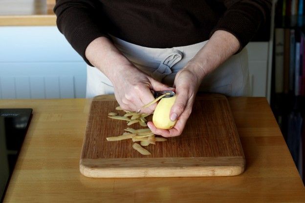 Descascar as batatas