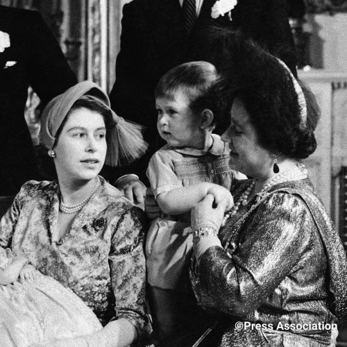 Rainha Elizabeth com Charles e a Rainha Mãe