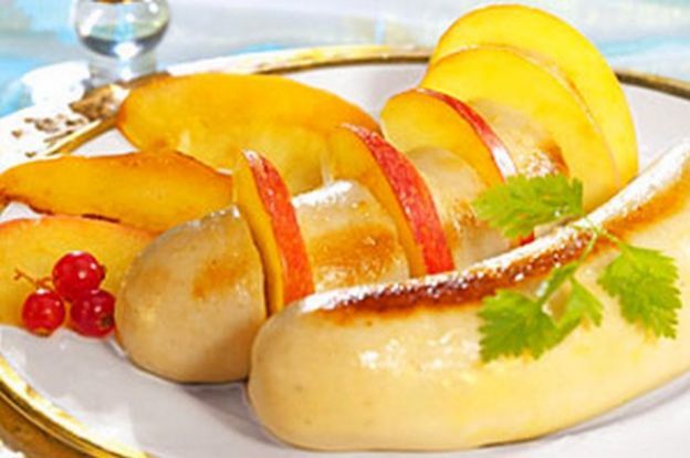 Salsichas brancas com maçãs grelhadas