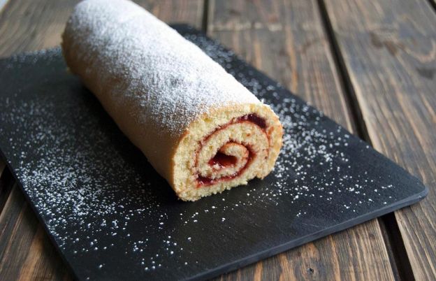 Rocambole com geleia