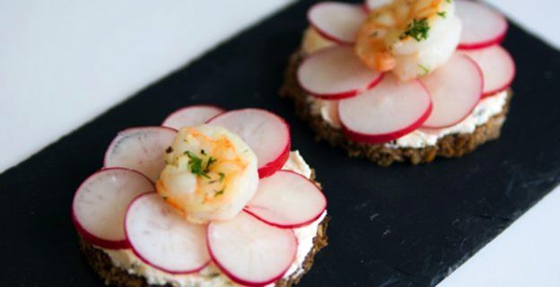 Torradinhas com gorgonzola e rabanetes