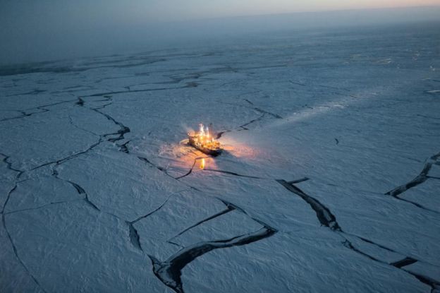 O navio de pesquisa norueguês Lance drifted, numa viagem de 06 meses, no inverno ártico