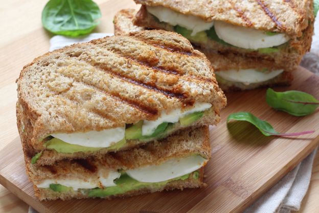 Misto quente de abacate mussarela e molho Sriracha