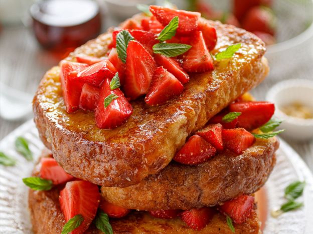 Pão dormido com tartare de morangos