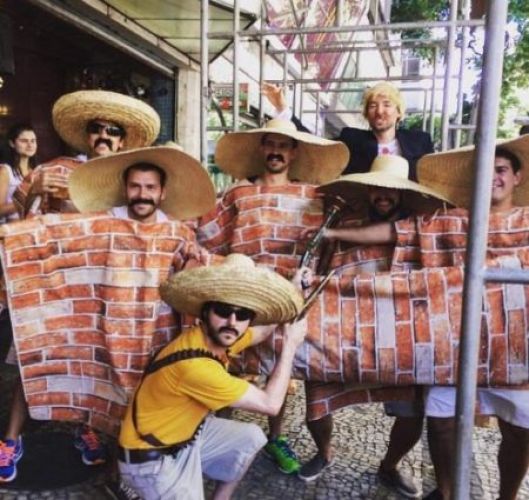 16 - Trump e seu muro no méxico