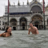 Turistas nadam em canal de Veneza