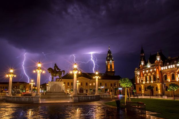 Union Square, em Oradea, na Romênia, durante uma tempestade de raios