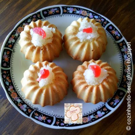 Bolinhos de coco recheados com doce de coco