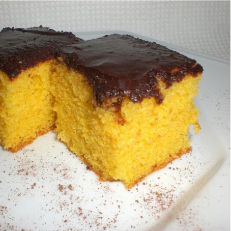 Bolo de cenoura de liquidificador com cobertura de chocolate 