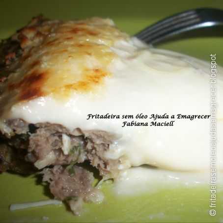 Torta de carne moída com molho branco e queijo na na Fritadeira sem óleo