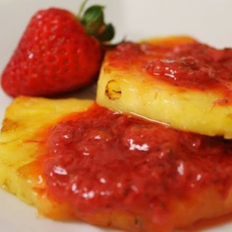 Abacaxi com Uvas e Calda de Morangos