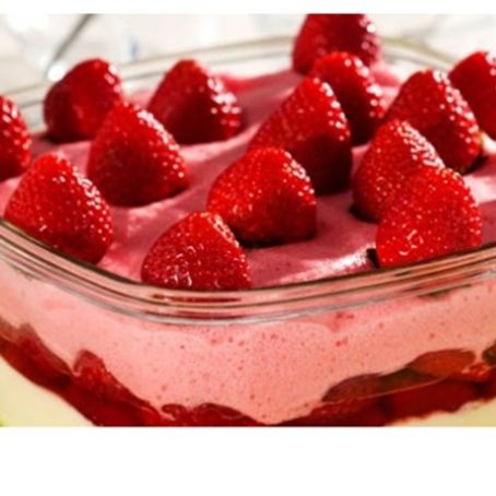 Gelatina surpresa com morango e leite condensado