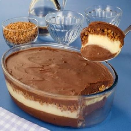 Ovo de páscoa recheada na travessa