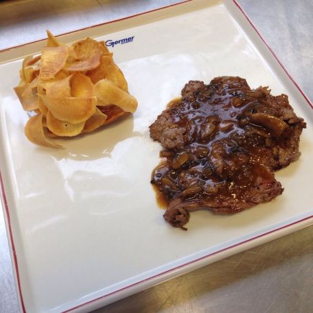 Medalhão ao molho  e batatas ao creme com chips