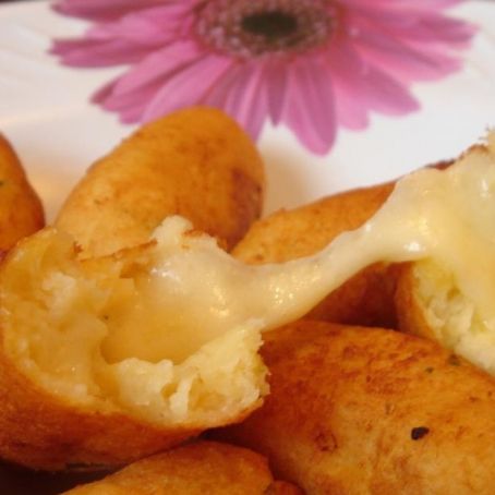 Bolinho de mandioca recheado com queijo
