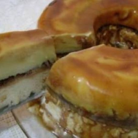 Pudim de sorvete gelado com calde de chocolate 