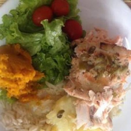 Salmão assado com batatas