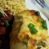 Batata recheada ao molho de queijo com frango