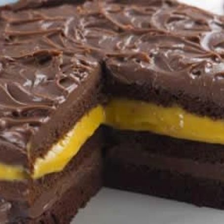 Bolo de chocolate com creme de maracujá