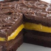 Bolo de chocolate com creme de maracujá