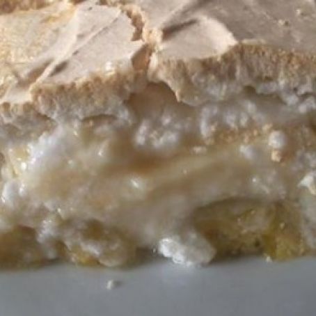 Torta de banana com creme e suspiro
