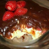 Bombom de morango na travessa