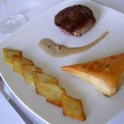 Tournedos de filet flambado no whisky com crocante de alho-poró e batatas coradas