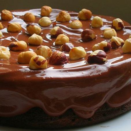 Bolo de Nutella com ganache e avelãs