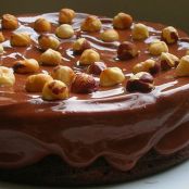 Bolo de Nutella com ganache e avelãs