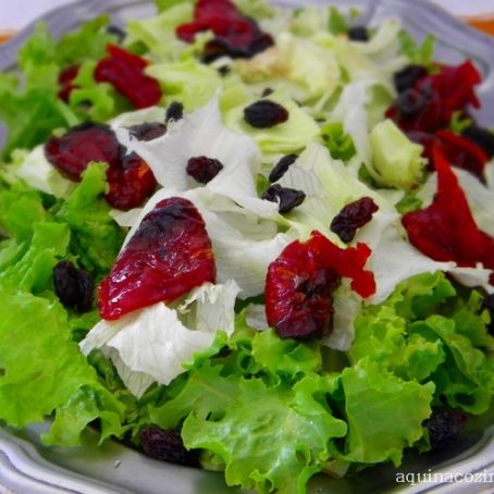 Salada com tomate seco