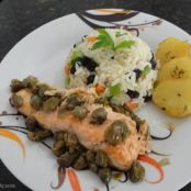 Salmão com molho de alcaparras e batatas ao forno