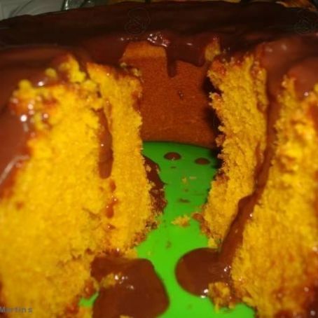 Bolo de cenoura com calda de chocolate que derrete na boca