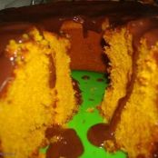 Bolo de cenoura com calda de chocolate que derrete na boca