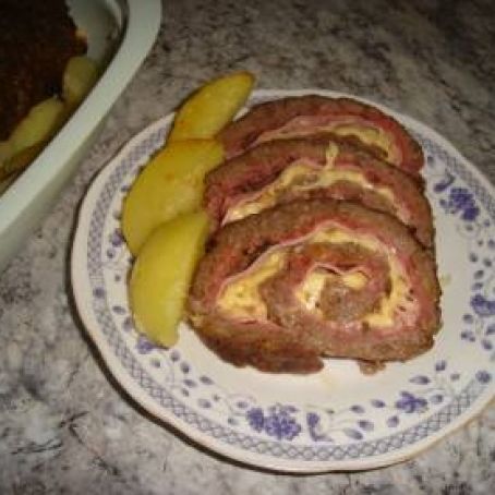 Rocambole de carne moída com queijo e presunto