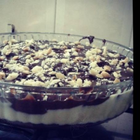 Ovo de páscoa na travessa com chocolate meio amargo