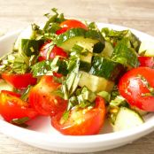 Salada de alface com tomate cereja e linhaça