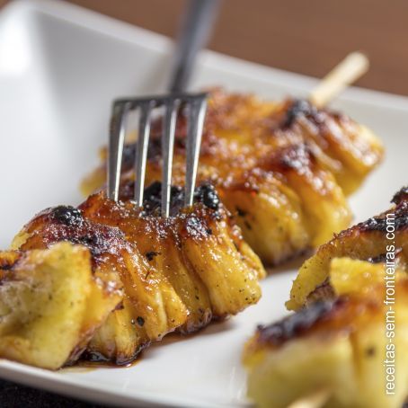 Espetinhos de abacaxi caramelizado