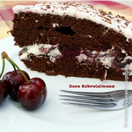 Bolo de Chocolate com Queijo Creme e Cerejas