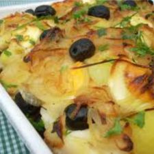 Bacalhau ao forno com batatas e azeitonas pretas