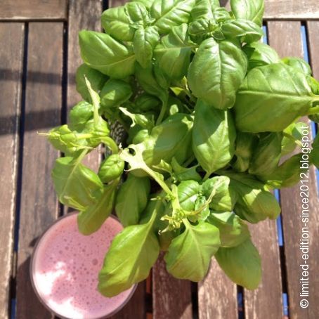 Batido de leite de soja, morangos e manjericão