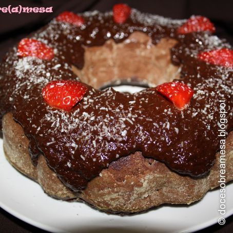 Bundt Cake de Chocolate com Cobertura de Chocolate e Côco
