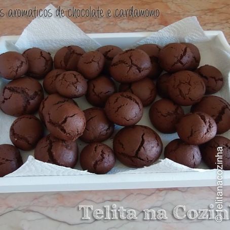 biscoitos aromáticos de chocolate e cardamomo
