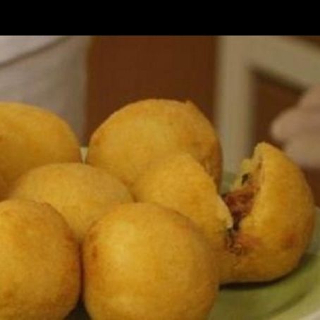 Bolinho de mandioca com recheio de carne seca