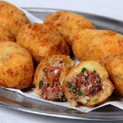 Bolinho de aipim recheado com carne seca